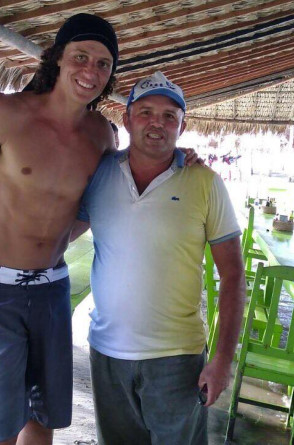 O cozinheiro Edvandir Monteiro, conhecido como seu Didi, ao lado do jogador David Luiz. O registro foi feito durante passagem do zagueiro pela Barraca do Didi, em Tatajuba(Foto: Edvandir Monteiro/Acervo pessoal)