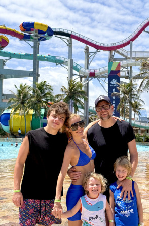 Luiza Mell curtiu dias de f&eacute;rias com a fam&iacute;lia no Beach Park(Foto: Luciano Maia/Beach Park/Divulga&ccedil;&atilde;o  )