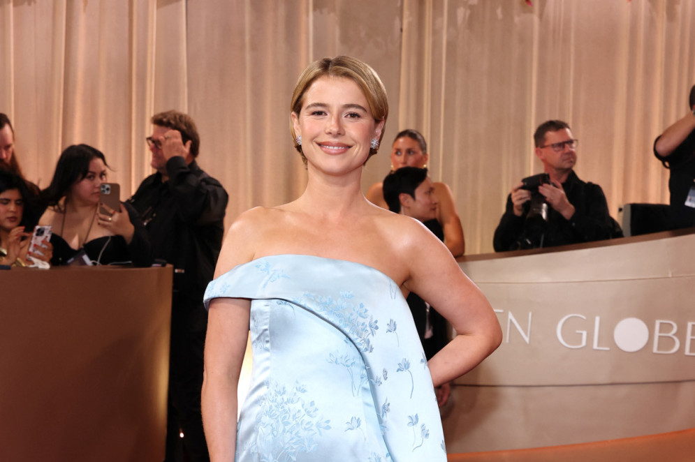 Atriz irlandesa Jessie Buckley comparece à 83ª edição anual do Globo de Ouro no hotel Beverly Hilton em Beverly Hills (Foto: Michael Tran / AFP)
