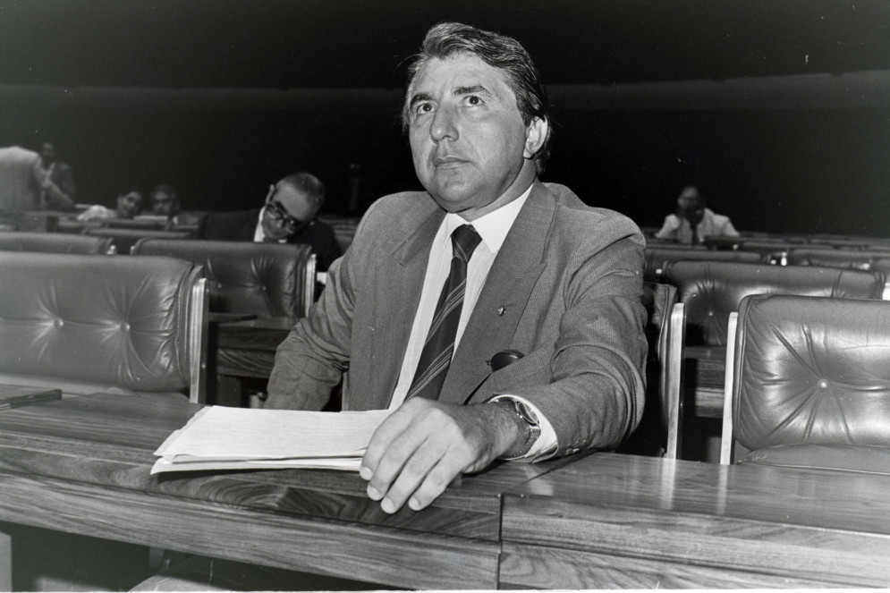 O ent&atilde;o deputado federal Firmo de Castro na C&acirc;mara dos Deputados. Firmo foi membro titular da Comiss&atilde;o do Sistema Tribut&aacute;rio, Or&ccedil;amento e Finan&ccedil;as e da Comiss&atilde;o da Organiza&ccedil;&atilde;o do Estado (Foto: Arquivo Hist&oacute;rico da C&acirc;mara dos Deputados)