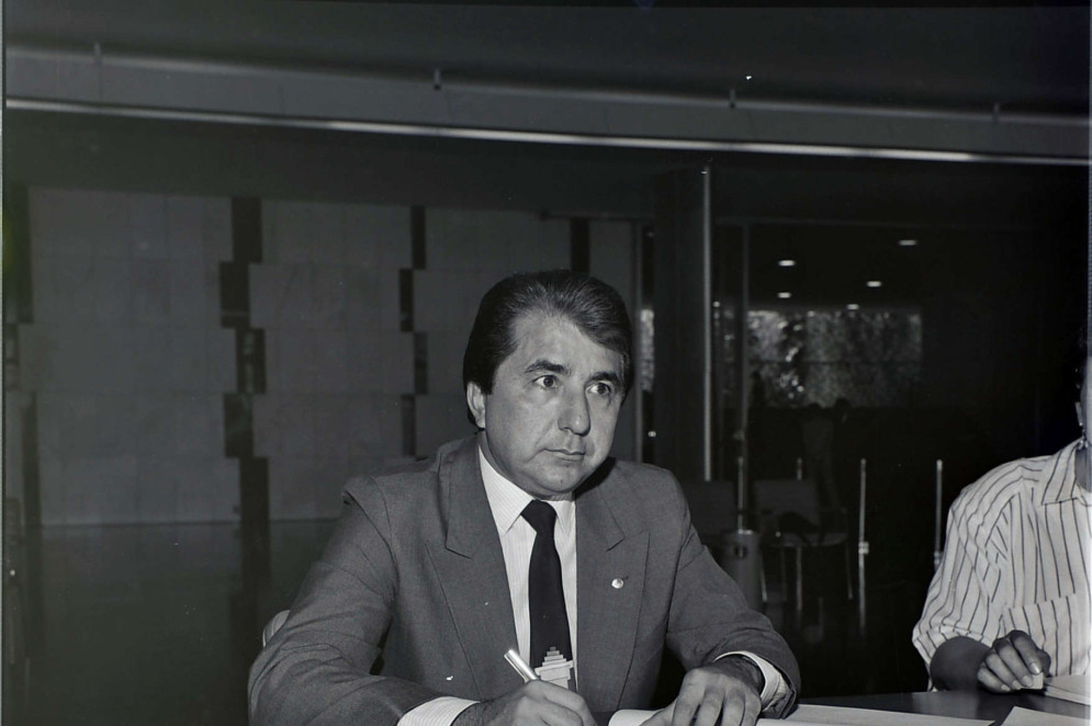 O ent&atilde;o deputado federal constituinte Firmo de Castro, na &eacute;poca filiado ao PMDB, durante sess&atilde;o plen&aacute;ria(Foto: Arquivo Hist&oacute;rico da C&acirc;mara dos Deputados)