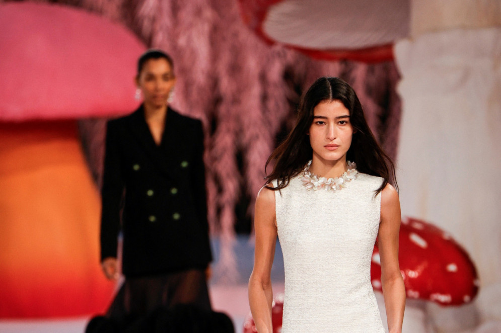 Modelo brasileira Luiza Perote apresenta uma criação da Chanel para a coleção de Alta Costura Feminina Primavera/Verão 2026, durante o desfile da Semana de Moda de Alta Costura de Paris (Foto: GEOFFROY VAN DER HASSELT / AFP)