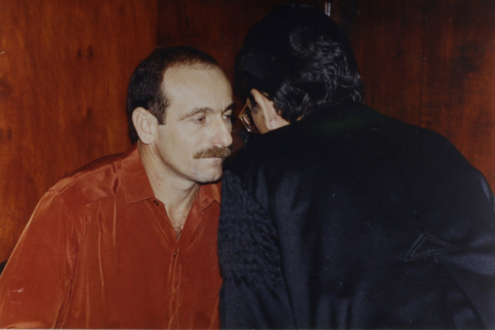 Mainha conversando com advogado durante julgamento(Foto: Cl&aacute;udio Lima, em 6/5/1993 )