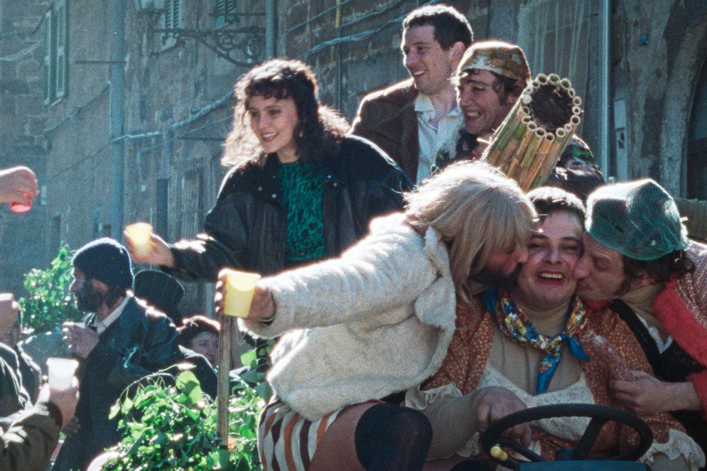 Cena de "La Chimera", de Alice Rohrwacher, com Josh O'Connor e Carol Duarte(Foto: Divulga&ccedil;&atilde;o/NEON)