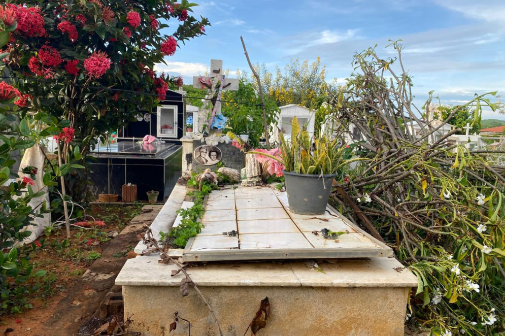 T&uacute;mulo de Jo&atilde;o Terceiro de Sousa, ex-prefeito de Pereiro, e da mulher dele, Raimunda Nilda Campos, v&iacute;tima da chacina de Alto Santo, que deixou mortos o motorista do casal, Francisco de Assis Aquino; e o policial militar Jo&atilde;o Leonor de Ara&uacute;jo(Foto: Demitri T&uacute;lio)