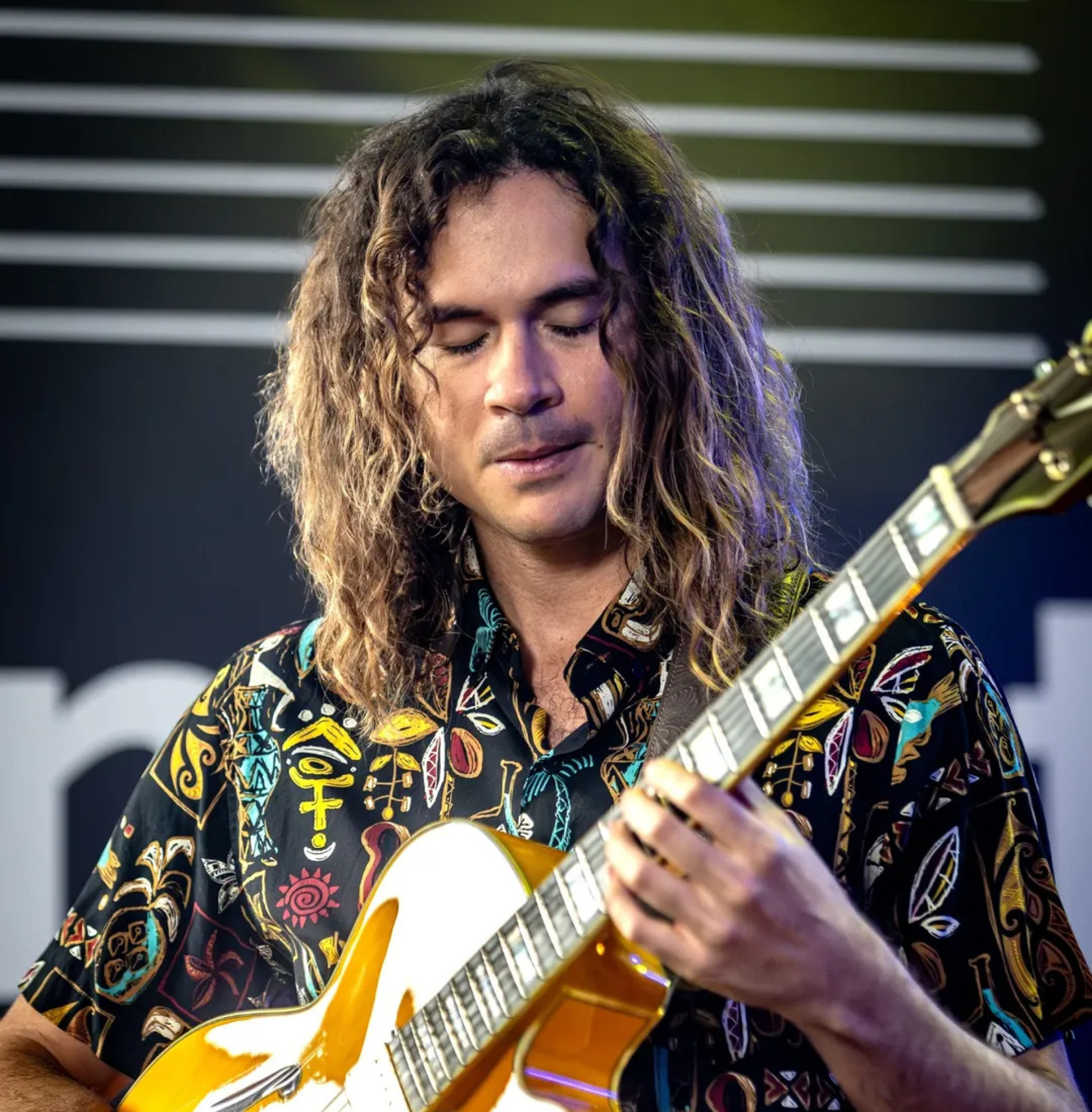 O músico cearense Érico França se apresenta no Cineteatro São Luiz nesta quarta-feira, 28 (Foto: Passaia Photos/Divulgação)