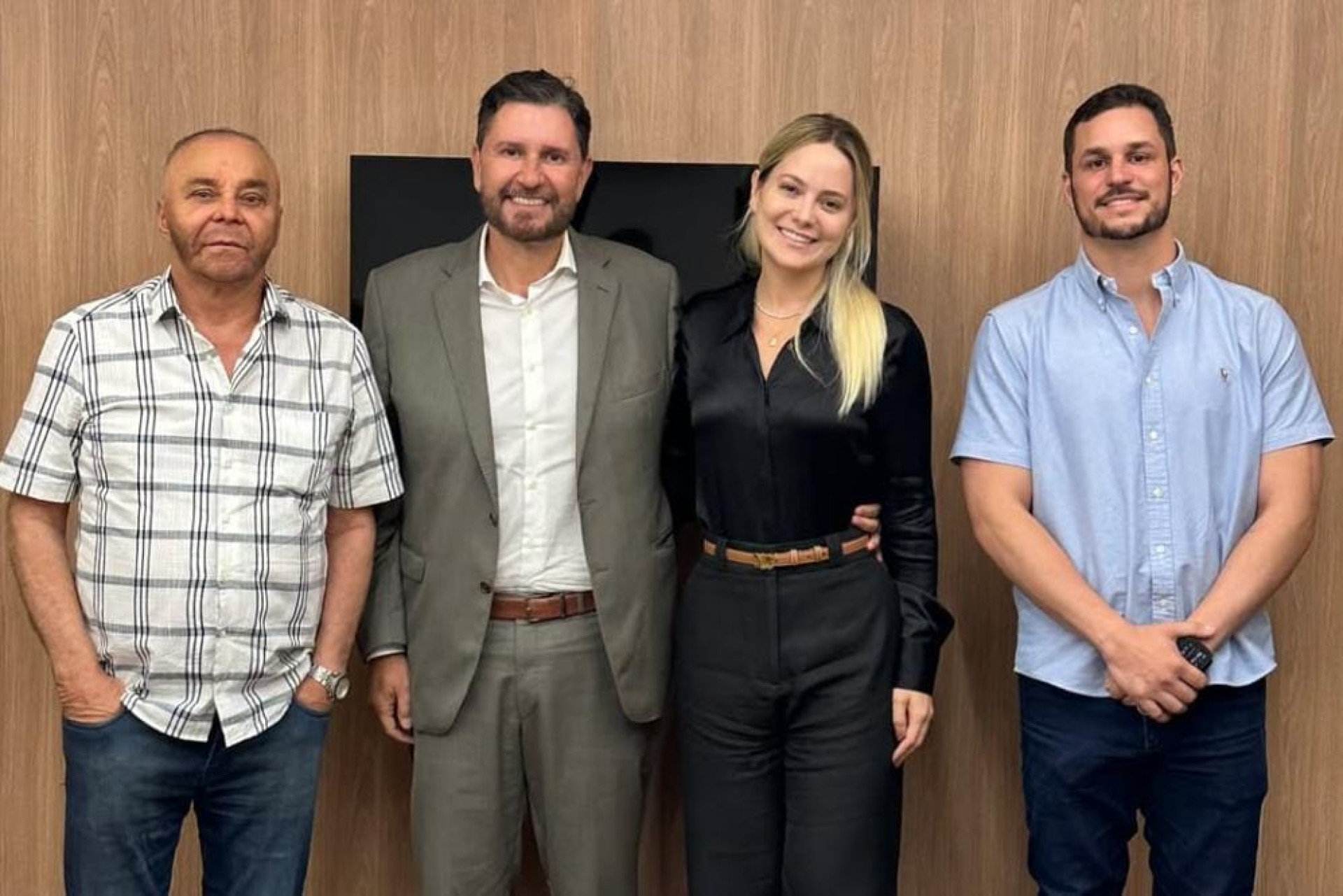 Romeu Aldigueri (PSB), presidente da Alece, se reuniu com o ex-deputado federal Aníbal Gomes e dezenas de outras lideranças (Foto: Reprodução/Instagram: @romeualdiguerioficial)