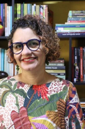 A assistente social Andr&eacute;a Camur&ccedil;a &eacute; coordenadora de incid&ecirc;ncia pol&iacute;tica do Instituto Terramar, uma OSC de car&aacute;ter socioambiental que contribui para a justi&ccedil;a ambiental na zona costeira do Cear&aacute;(Foto: Andr&eacute;a Camur&ccedil;a/Acervo pessoal)