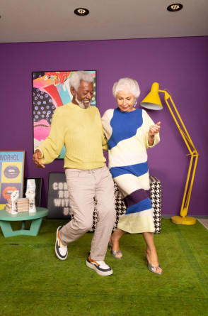 Lamparina em ensaio registrado pelo fot&oacute;grafo Jo&atilde;o Lu&iacute;s. As imagens foram cedidas ao O POVO pela assessoria de imprensa do RioMar Fortaleza. Na foto, ele posa ao lado de Al&oacute;dia Guimar&atilde;es(Foto: Jo&atilde;o Lu&iacute;s (joOao.Com)/Divulga&ccedil;&atilde;o)