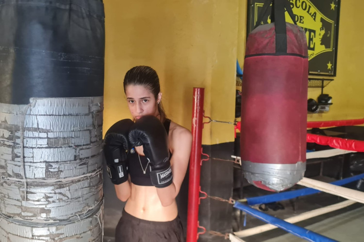Clara Morais, 19, &eacute; estudante e pratica boxe h&aacute; 7 meses(Foto: DOMITILA ANDRADE)