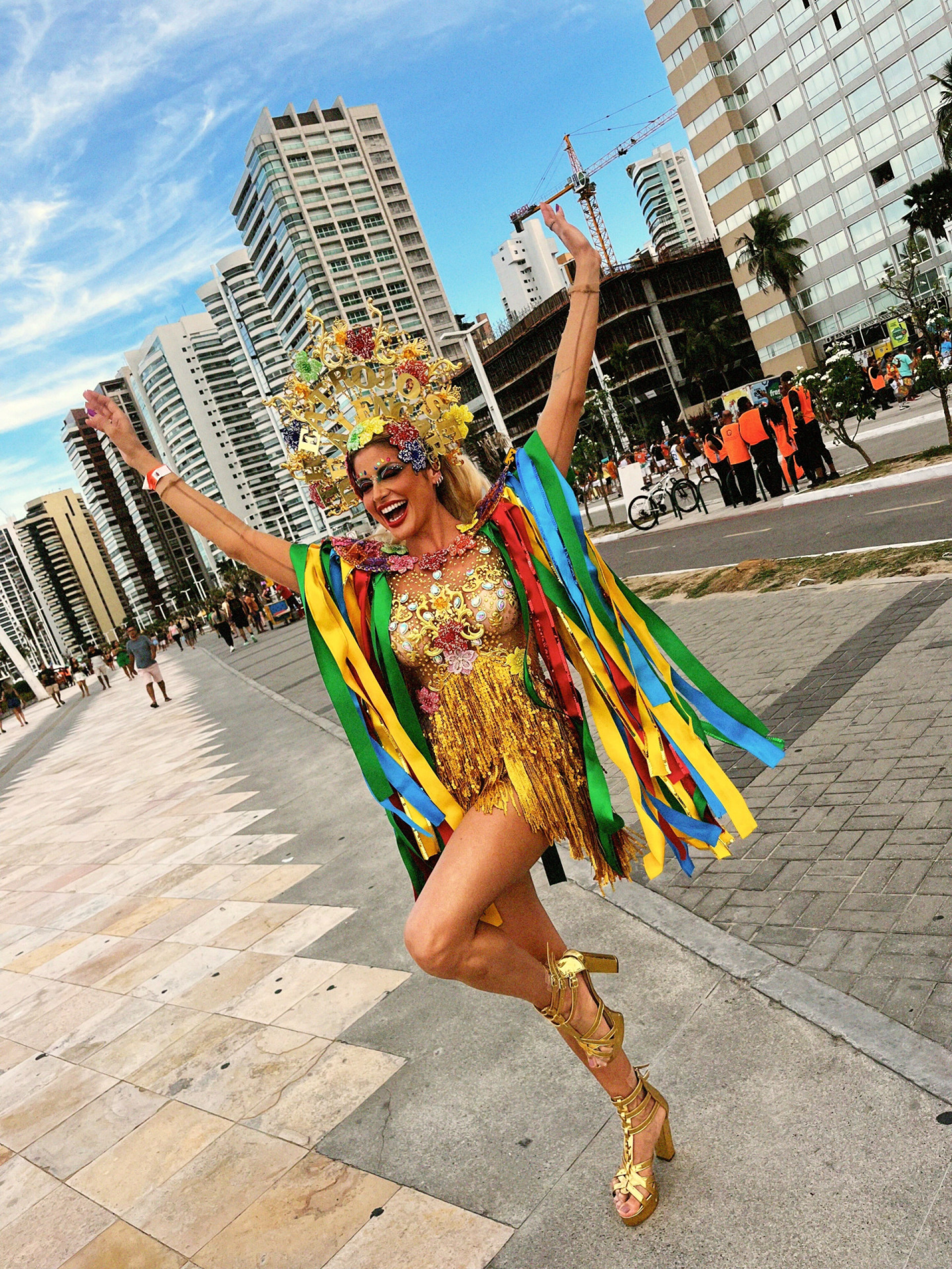 Nutricionista e rainha do samba, Karla Pinheiro encerra pré-carnaval no palco da Beira-Mar (Foto: Rafael Fernandes/Divulgação)