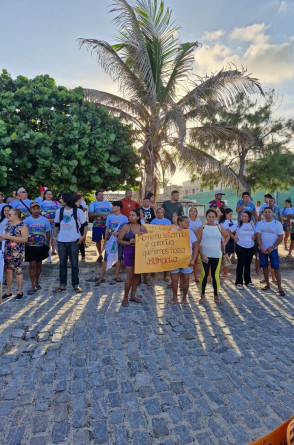 Fam&iacute;lias no entorno da Dessal aguardam a&ccedil;&atilde;o dos governos para sair do local(Foto: Isabella Pascoal/Especial para O POVO)
