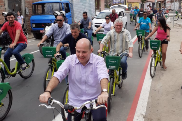 Foto: Prefeito pedalou pelo bairro em cerimônia de inauguração do binário