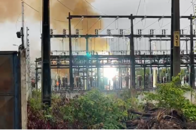 Incêndio da Enel em Itaitinga(foto: Reprodução - Leitor Via WhatsApp)