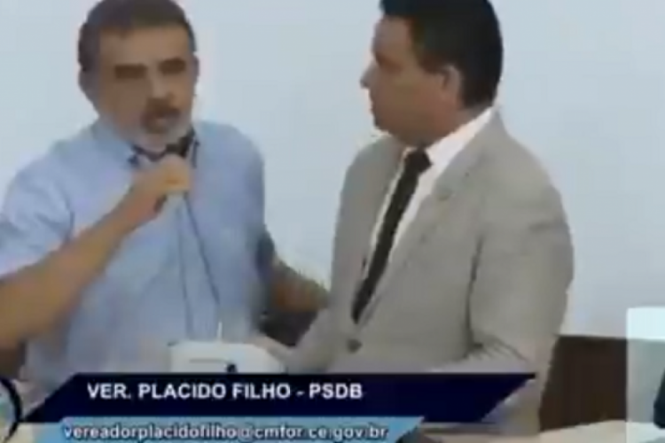 ￼Ex-secretário Antonio Azevedo tomou o microfone do vereador que discursava no momento
