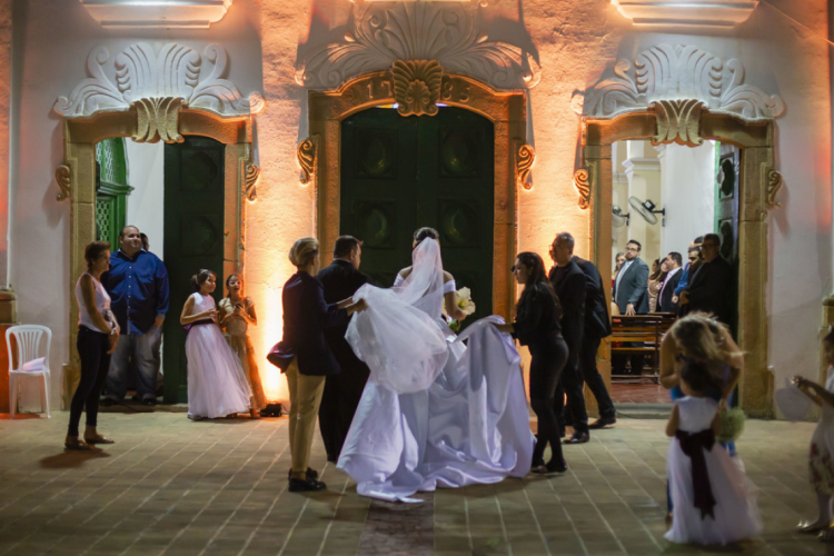 Na mesma igreja e quase no mesmo dia, 160 anos depois, Maria Zuleide Amorim Muniz e José Rubi Peixoto Cunha Júnior casaram em Icó (Foto: Aurélio Alves/O POVO)(Foto: Aurélio Alves/O POVO)