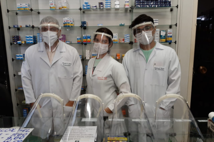 Produção de EPIs para profissionais de saúde por meio de projeto da Universidade Federal do Ceará (UFC). Na foto, máscaras de acetato