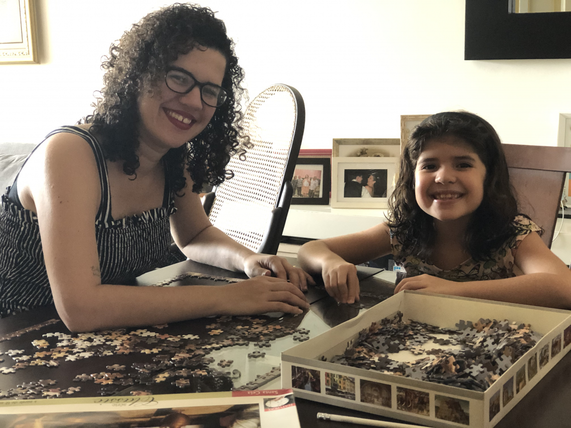 Eugênia Cabral e Elisa, sua filha, tem mantido o hábito de montar quebra-cabeças juntas durante a quarentena (Foto: Paulo Pinheiro/Divulgação)