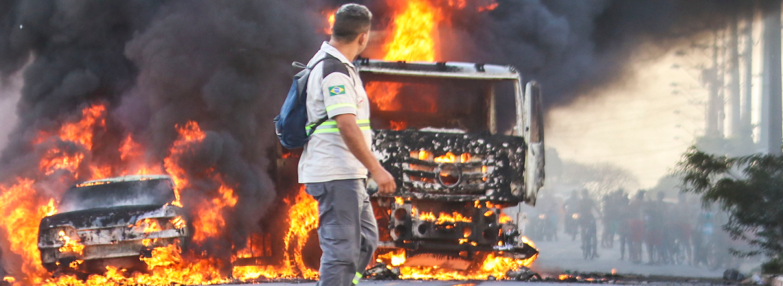 Veículos incendiados foram alvo mais recorrente durante a onda de ataques realizada por facções criminosas em janeiro de 2019 no Ceará (Foto: O POVO)