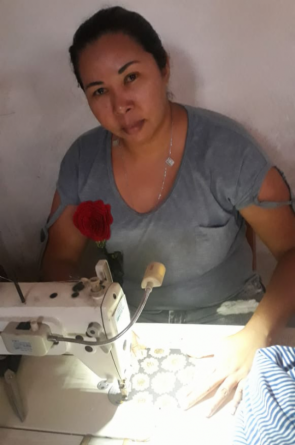 Clésia trabalha há mais de 20 anos como estilista e costureira de quadrilhas juninas(Foto: Arquivo Pessoal)