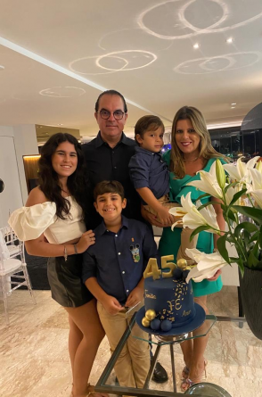Leonardo Albuquerque e seu momento parabéns, em família. Empresário chega aos 45 anos, brindando a saúde. Na foto, com esposa Marina e os filhos Lara, Léo e Lucas Albuquerque. 