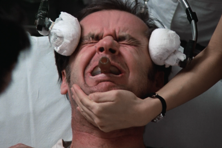 Cena do filme "Um Estranho no Ninho" (1975) em que o personagem de Jack Nicholson é submetido a uma sessão de "eletrochoque" após causar uma confusão no hospital psiquiátrico(Foto: Reprodução)