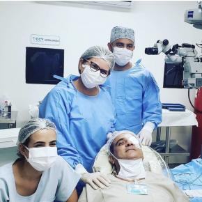 André Verçosa: cirurgia de catarata com esposa e os dois filhos médicos
