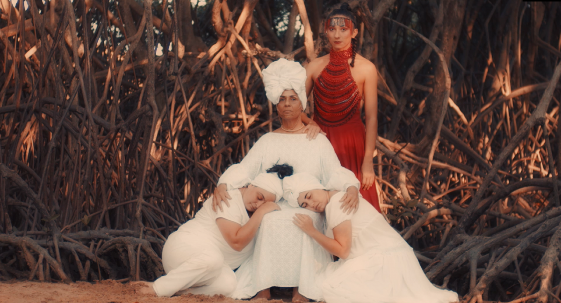 roduzido no Ceará, filme da realizadora Renata Monte reúne mães de santo da Umbanda e suas relações com Pombagira. (Foto: Camila de Almeida/ Divulgação)