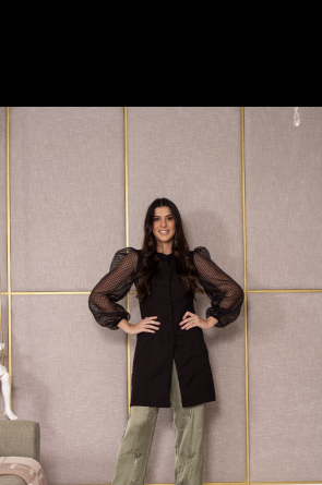 Manoela Pimenta com look de sua Maison Sant&eacute;, marca da odont&oacute;loga voltada a profissionais da &aacute;rea da sa&uacute;de (Foto: divulga&ccedil;&atilde;o)