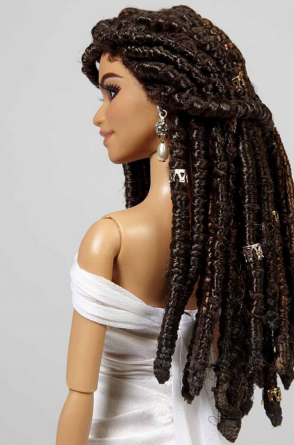 Boneca Barbie inspirada em Zendaya com dreadlocks.(Foto: Divulgação/Mattel)