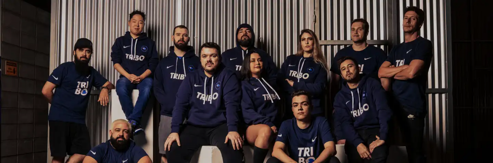 Streamers da Tribo reunidos, com Gaulês ao centro, com as mãos sobre os joelhos (Foto: Divulgação / Nike)