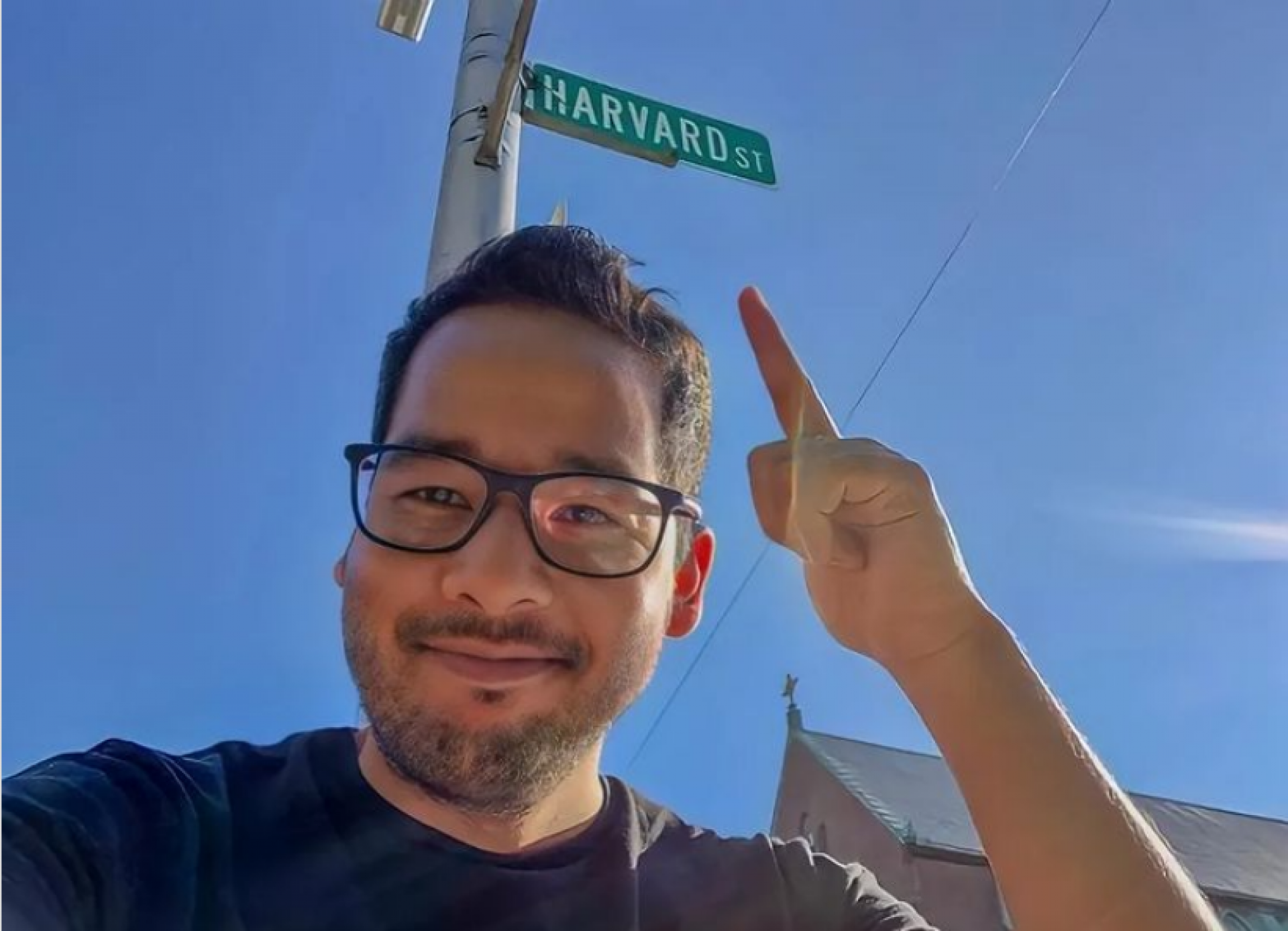 Matheus Tomoto em frente à uma placa da Universidade de Harvard(Foto: Reprodução / Instagram)