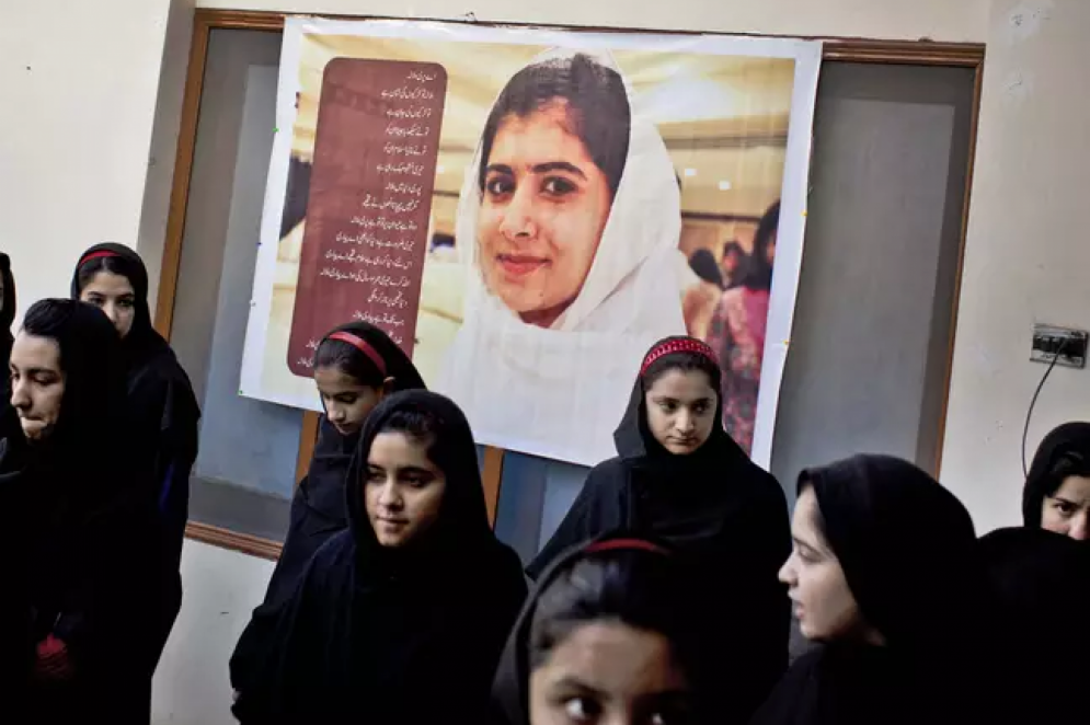 Foto de novembro de 2012 mostra um cartaz de Malala em sua antiga escola, na cidade de Mingore; hoje, a imagem não está mais lá devido ao medo de represálias por parte dos talibãs(Foto: AP)