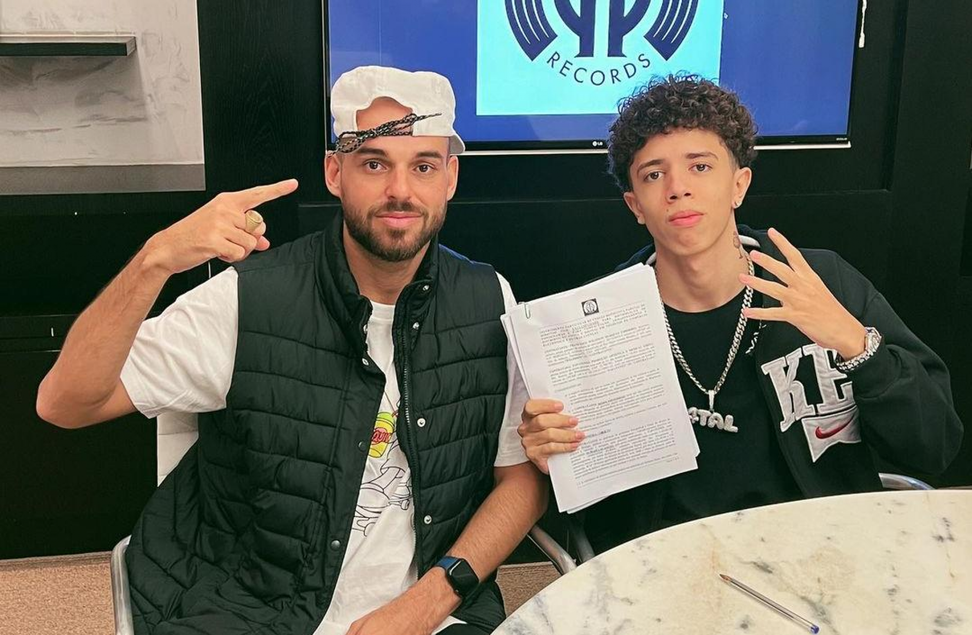 Papatinho e Welisson exibindo o contrato do cearense com a produtora Papatunes Records(Foto: Reprodução / Instagram)