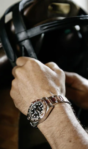 Rolex: Fundada em 1905, a empresa suíça é especializada em relógios de luxo, com produtos símbolo de status social.