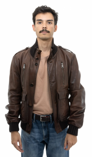 Em rápidas pesquisas na internet, você encontra peças da marca por R$ 14 mil.