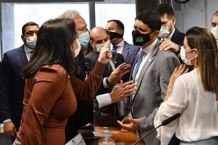 Senadora Simone Tebet confronta ministro da CGU Wagner Rosário, que a chamou de "descontrolada" durante CPI da Pandemia(Foto: Agência Senado)