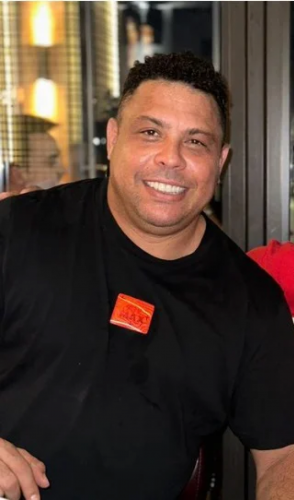 Servido pelo chef-celebridade conhecido como Salt Bae, o jantar foi comandado pelo ex-jogador Ronaldo.