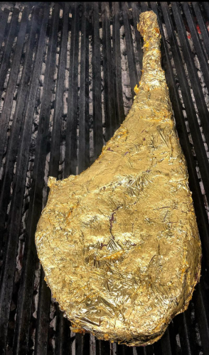 O que é essa carne de ouro: carro-chefe de Salt Bae o prato de ouro é conhecido como Golden Ottoman Steak.