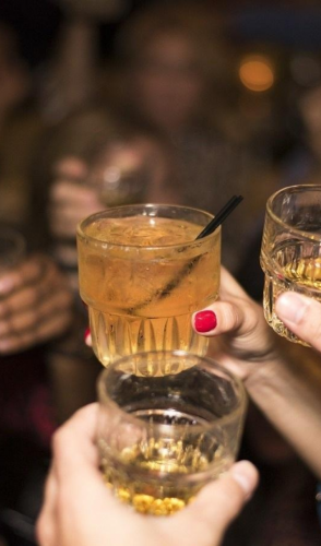 O consumo exagerado de bebida alcoólica pode gerar uma série de problemas físicos e psíquicos.