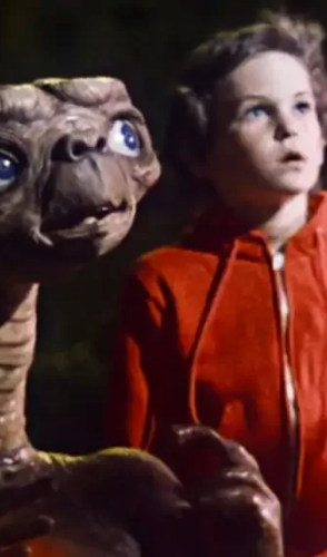 E.T. O Extraterrestre (1982): Longe de seu planeta, um alienígena inofensivo faz amizade com um garoto.