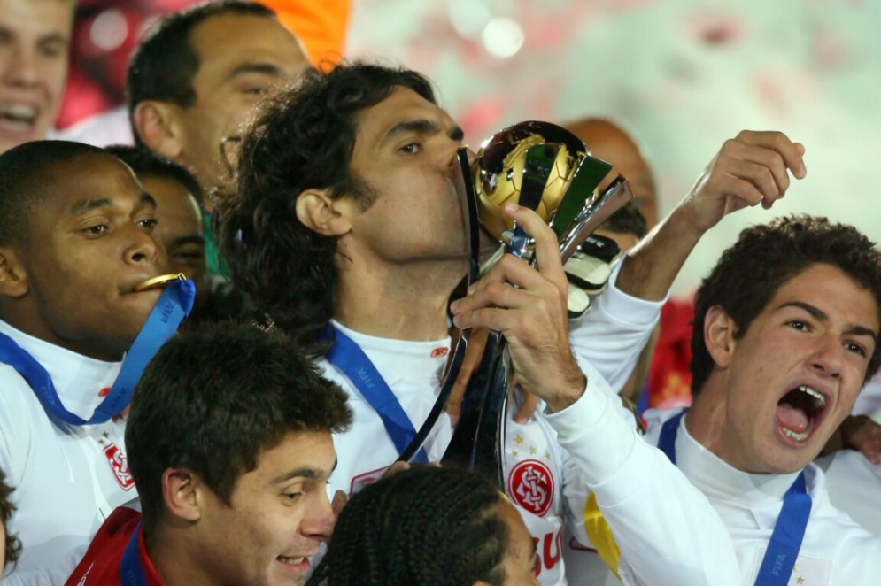 Atacante Fernandão beija a taça do Mundial de Clubes de 2006(Foto: Jefferson Bernardes / Internacional)