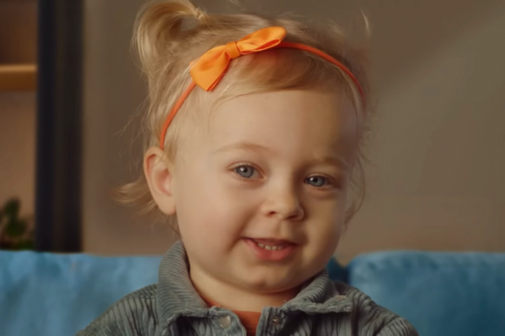 Após estrelar um comercial de fim de ano do banco Itaú, Alice teve sua imagem replicada em diversos contextos nas redes sociais(Foto: Reprodução/Youtube)