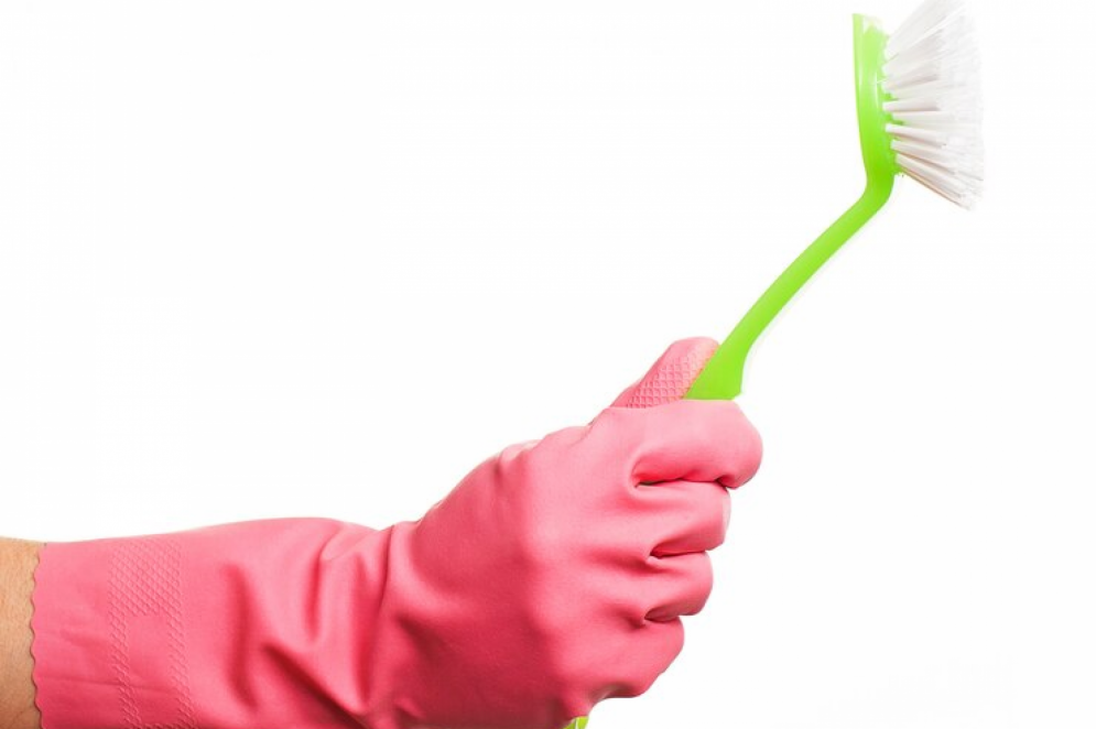 É preciso esfregar bem as superfícies internas do vaso sanitário