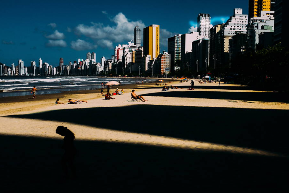 Sombra dos edifícios na Praia Central de Balneário Camboriú(Foto: Diorgenes Pandini, Arquivo)