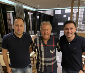 Sandro e Cristiano Melo com o ídolo Zico: documentário conta a história do jogador Amilton Melo (Foto: divulgação )