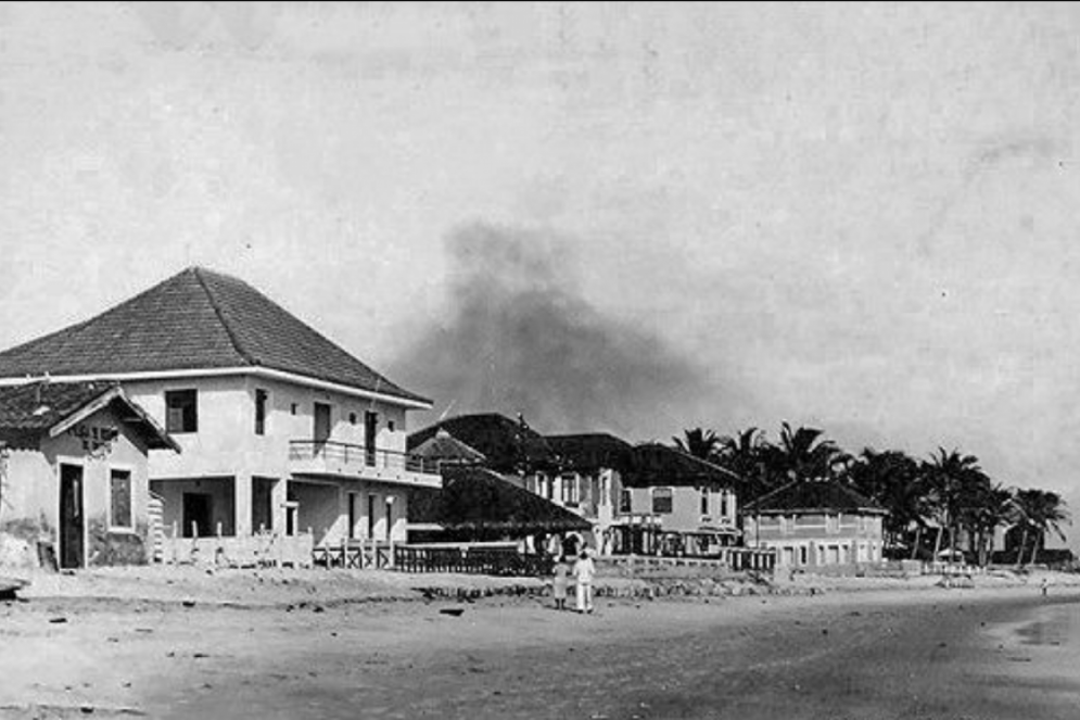 Bangalôs na Praia de Iracema por entre os anos 30 e 40, já quando o mar começou a destruir as edificações instaladas à beira-mar(Foto: Arquivo Nirez)