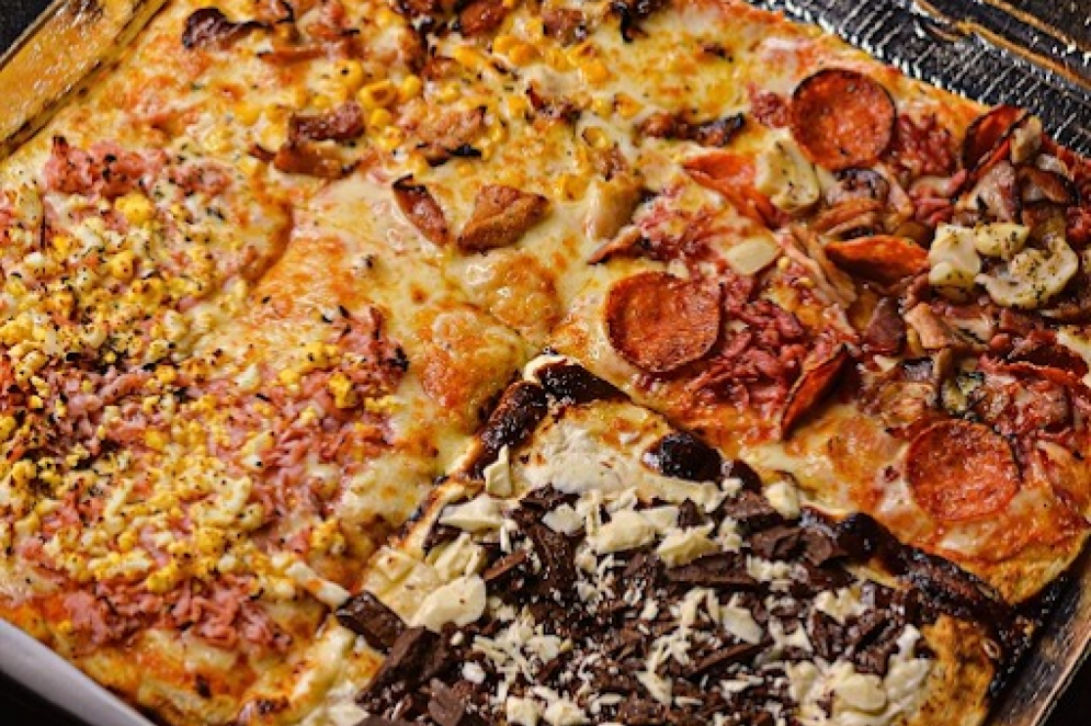 Jimmy's American traz uma pizza quadrada com 16 pedaços aos seus clientes