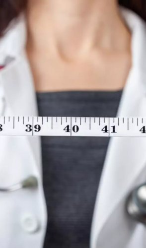 Isso porque oferece vários benefícios, a começar pela contracepção e interrupção da menstruação.