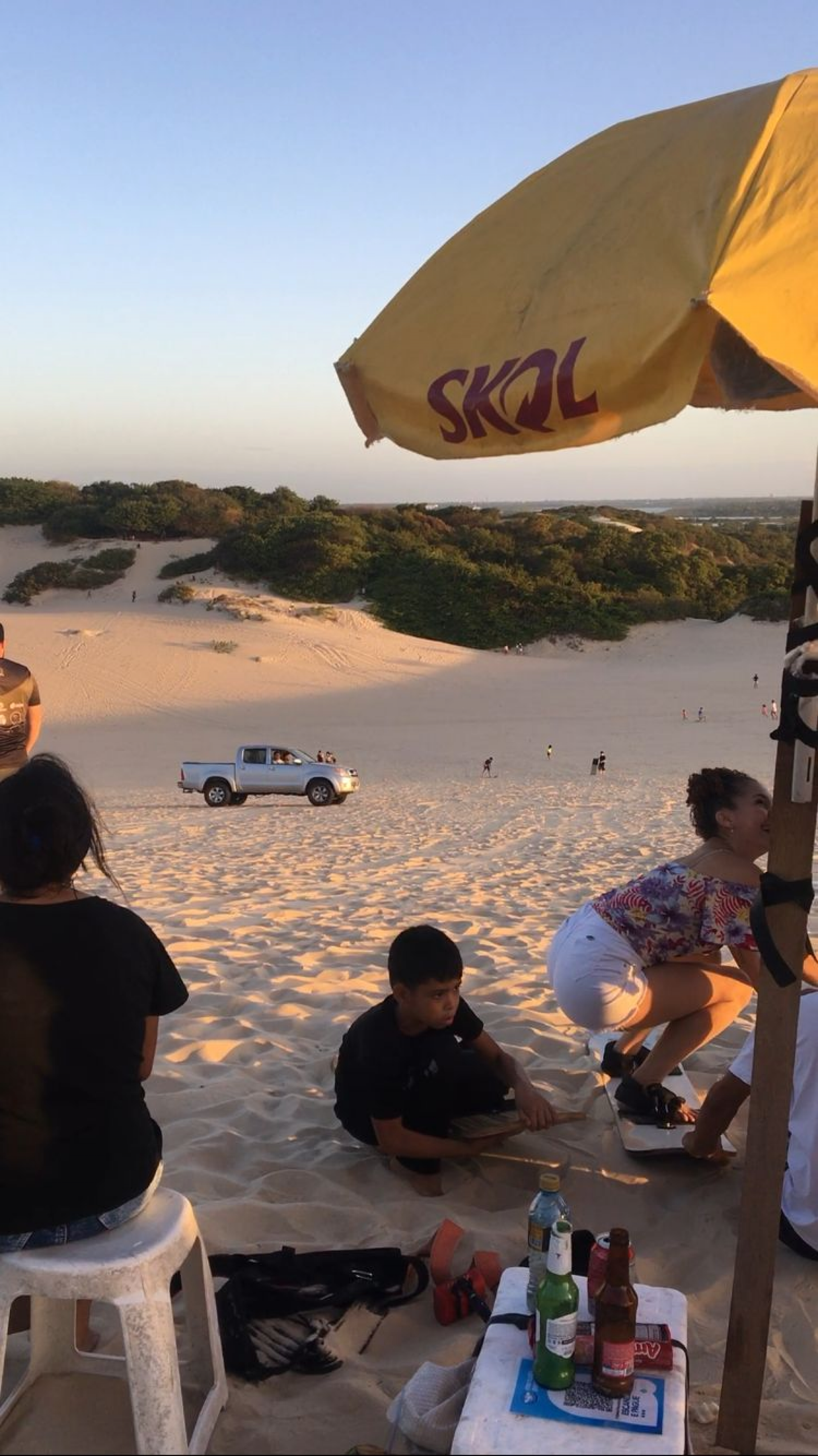 Equipe do O POVO flagrou alguns carros que trafegavam irregularmente pela duna da Sabiaguaba durante a reportagem